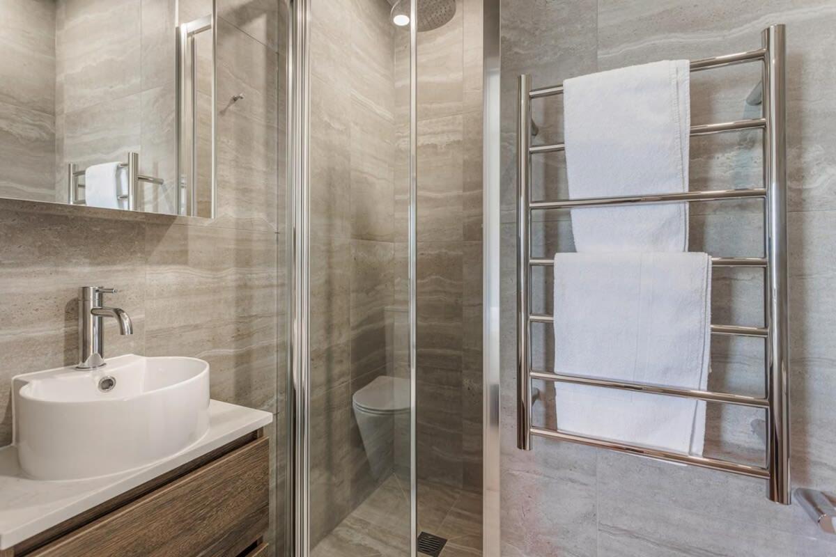 Fresh & Sleek Grey Lynn Unit With Private Patio Lejlighed Auckland Eksteriør billede
