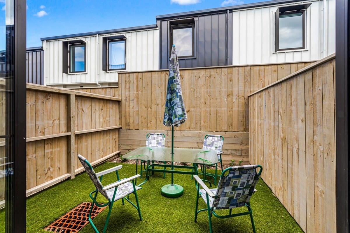Fresh & Sleek Grey Lynn Unit With Private Patio Lejlighed Auckland Eksteriør billede